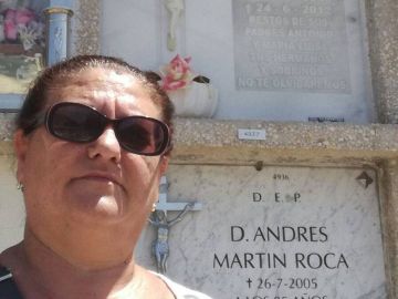 Juana Escudero junto al nicho donde pone sus datos Juana Escudero junto al nicho donde pone sus datos