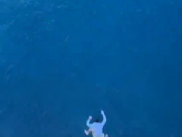 Una empresa de cruceros veta a un estadounidense por lanzarse desde el undécimo piso de uno de sus barcos Una empresa de cruceros veta a un estadounidense por lanzarse desde el undécimo piso de uno de sus barcos