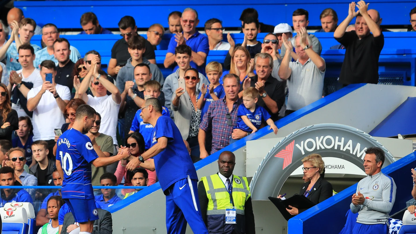 Maurizio Sarri saluda a Hazard tras sustituirle en un partido Maurizio Sarri saluda a Hazard tras sustituirle en un partido