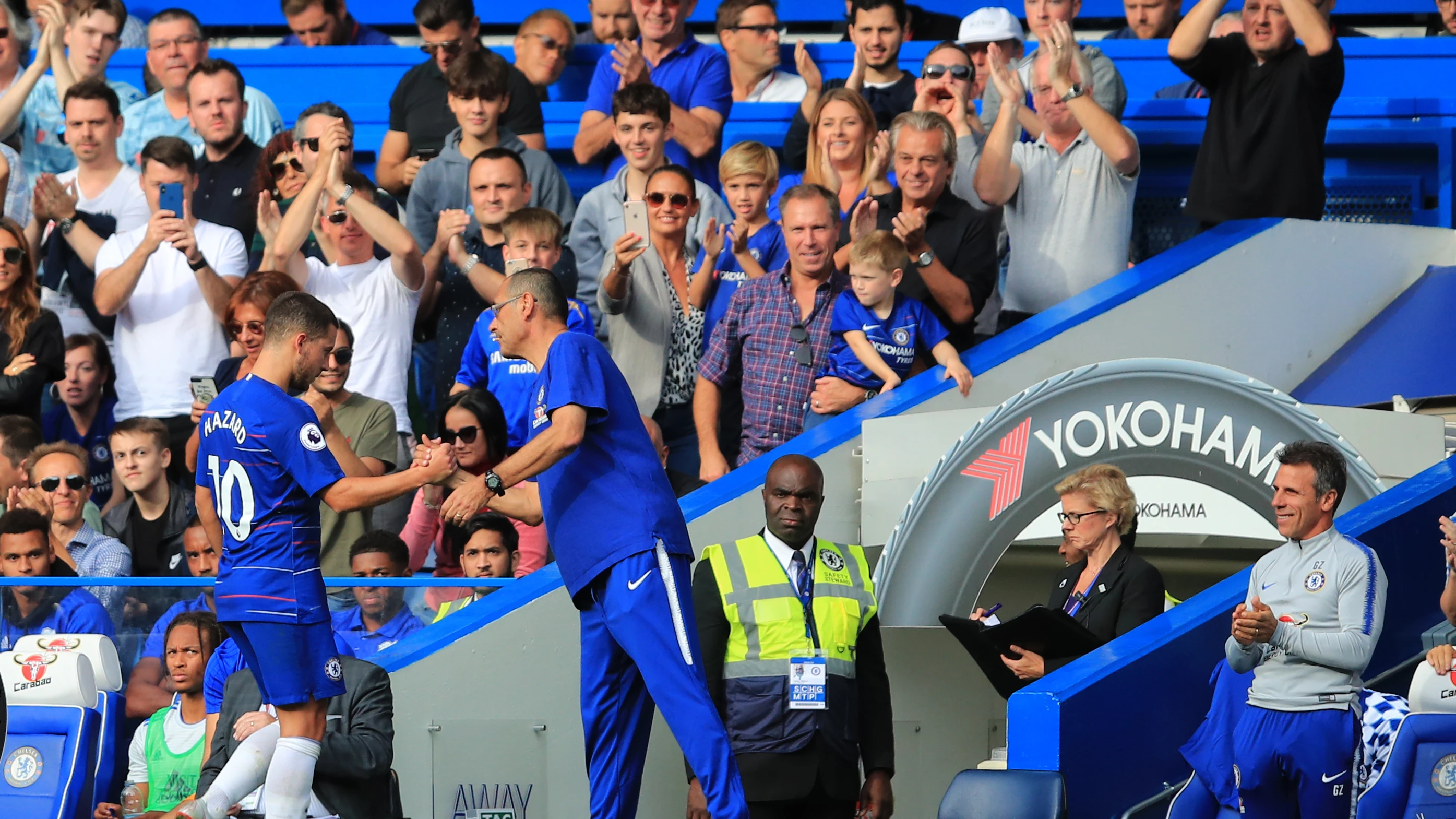 Maurizio Sarri saluda a Hazard tras sustituirle en un partido