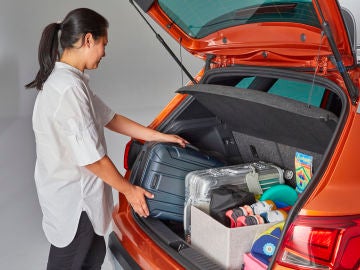 Marie Kondo metiendo equipaje en el maletero de un coche