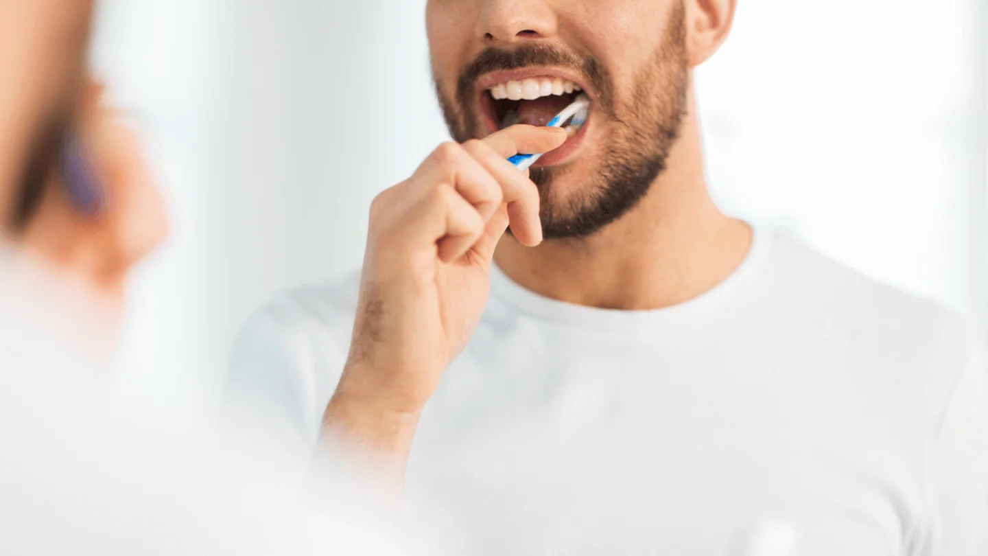 Hombre cepillándose los dientes (Archivo) Hombre cepillándose los dientes (Archivo)