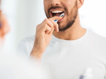 Hombre cepillándose los dientes (Archivo) Hombre cepillándose los dientes (Archivo)
