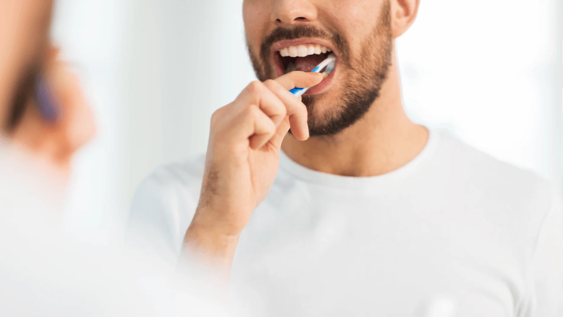 Hombre cepillándose los dientes (Archivo)