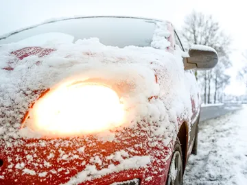 Coche en una carretera con hielo y nieve Coche en una carretera con hielo y nieve