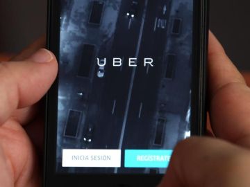 Un usuario de Uber utiliza la aplicación Un usuario de Uber utiliza la aplicación