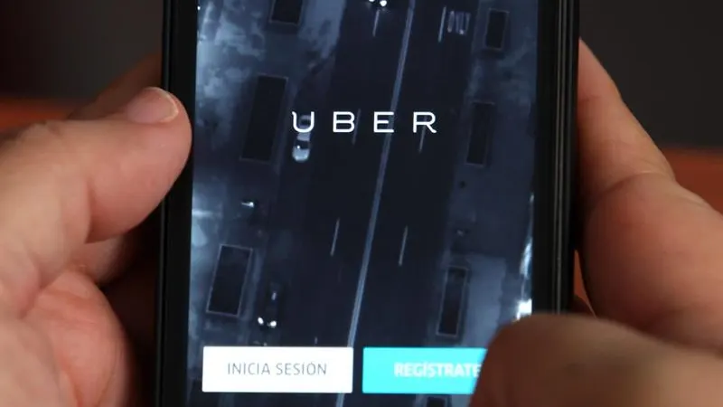 Un usuario de Uber utiliza la aplicación