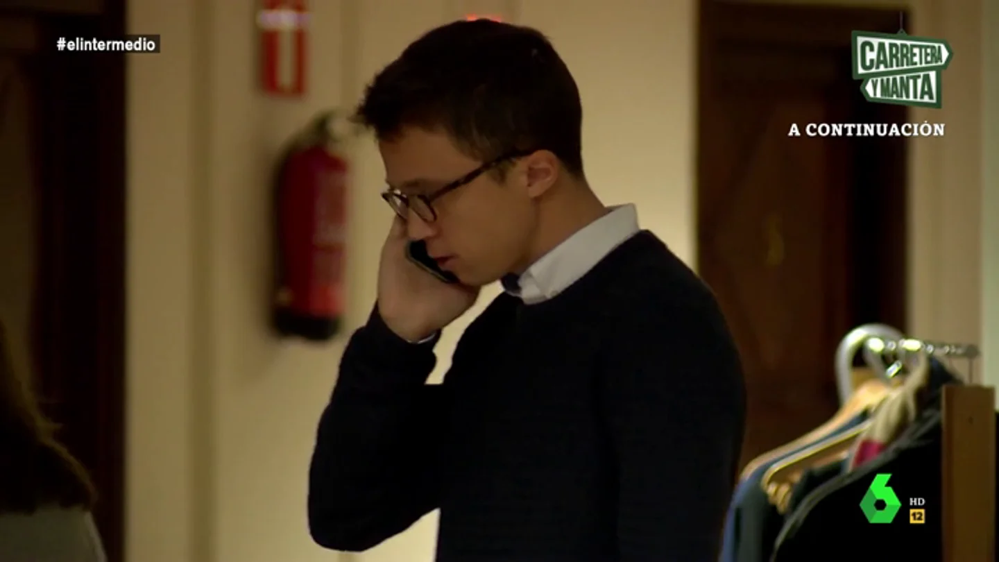 Íñigo Errejón hablando por teléfono Íñigo Errejón hablando por teléfono