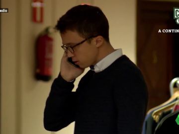 Íñigo Errejón hablando por teléfono Íñigo Errejón hablando por teléfono