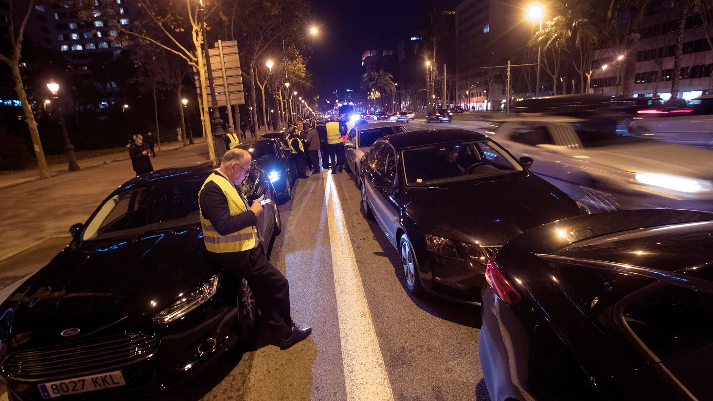 Los VTC paralizan la Diagonal en Barcelona. Los VTC paralizan la Diagonal en Barcelona.