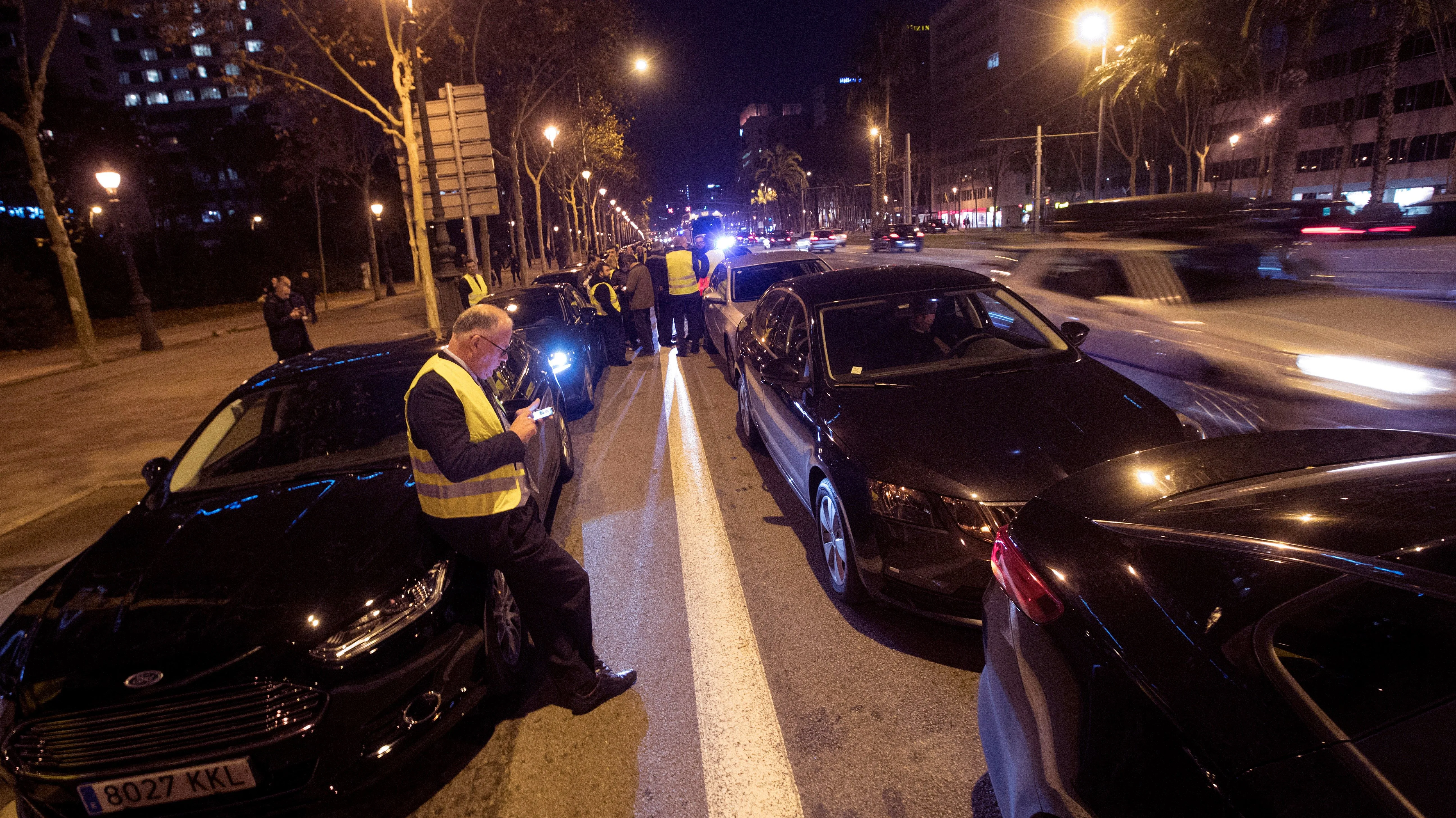 Los VTC paralizan la Diagonal en Barcelona.