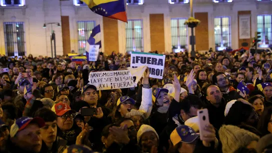 Decenas de venezolanos apoyan en Madrid a Juan Guaidó Decenas de venezolanos apoyan en Madrid a Juan Guaidó