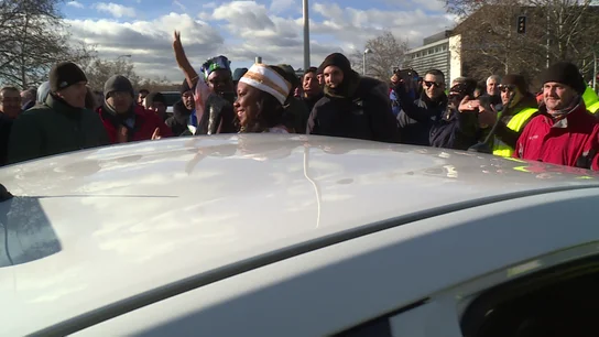 La ministra de Turismo de Sierra Leona saluda a los taxistas La ministra de Turismo de Sierra Leona saluda a los taxistas