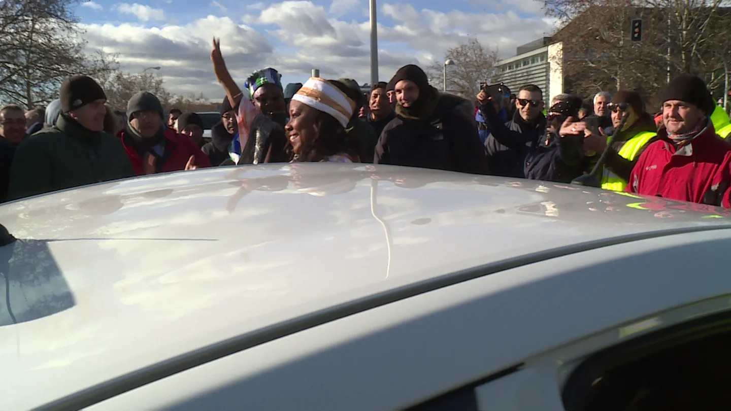 La ministra de Turismo de Sierra Leona saluda a los taxistas La ministra de Turismo de Sierra Leona saluda a los taxistas
