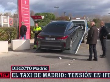Un coche con las ruedas pinchadas en las protestas del sector del taxi. Un coche con las ruedas pinchadas en las protestas del sector del taxi.