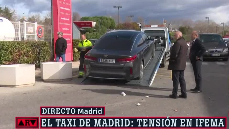 Un coche con las ruedas pinchadas en las protestas del sector del taxi.