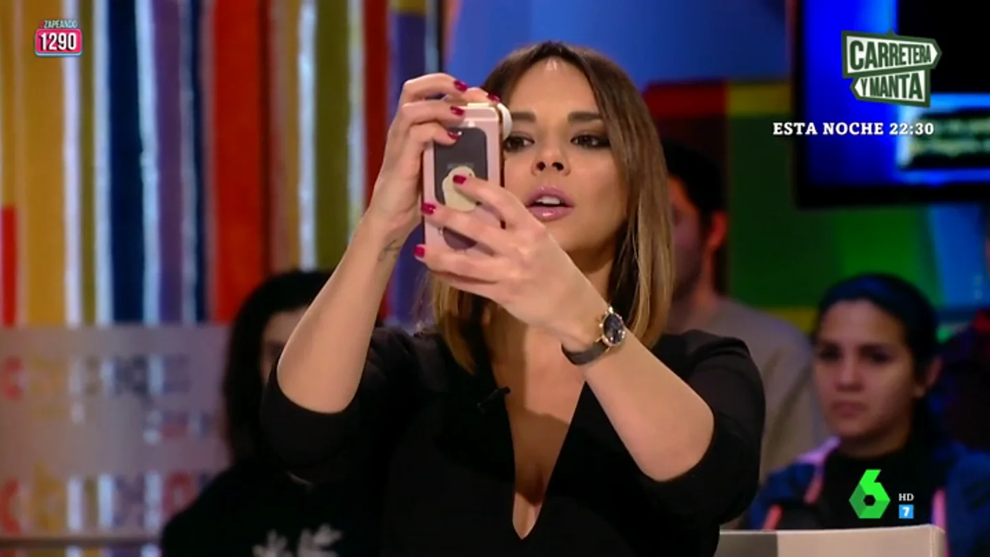 Chenoa se hace un selfie con un rollo de papel higiénico Chenoa se hace un selfie con un rollo de papel higiénico