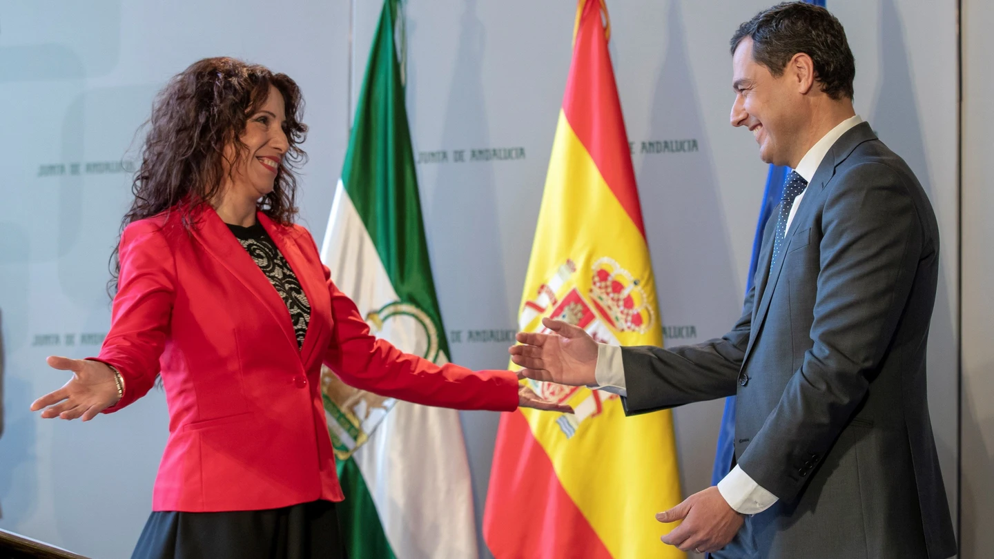 a nueva consejera de Igualdad, Rocío Ruiz, junto al presidente de la Junta de Andalucía, Juanma Moreno. a nueva consejera de Igualdad, Rocío Ruiz, junto al presidente de la Junta de Andalucía, Juanma Moreno.