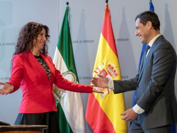 a nueva consejera de Igualdad, Rocío Ruiz, junto al presidente de la Junta de Andalucía, Juanma Moreno. a nueva consejera de Igualdad, Rocío Ruiz, junto al presidente de la Junta de Andalucía, Juanma Moreno.