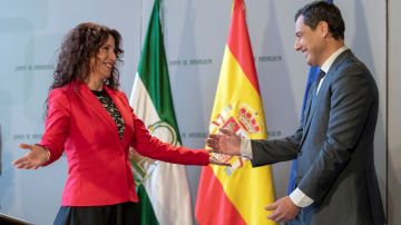 a nueva consejera de Igualdad, Rocío Ruiz, junto al presidente de la Junta de Andalucía, Juanma Moreno.