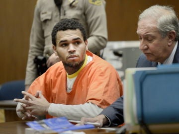 El cantante Chris Brown durante una audiencia en el Criminal Courts Building en Los Angeles El cantante Chris Brown durante una audiencia en el Criminal Courts Building en Los Angeles