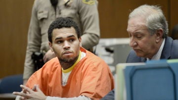 El cantante Chris Brown durante una audiencia en el Criminal Courts Building en Los Angeles