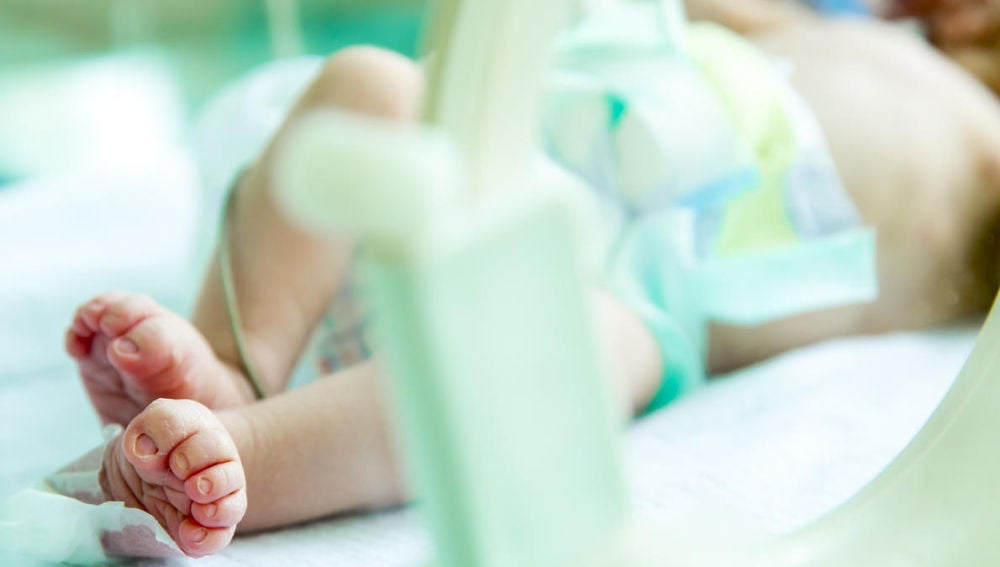Imagen de archivo de un bebé en el hospital