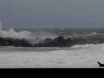 Una gran ola rompe contra el paseo Nuevo de San Sebastián
