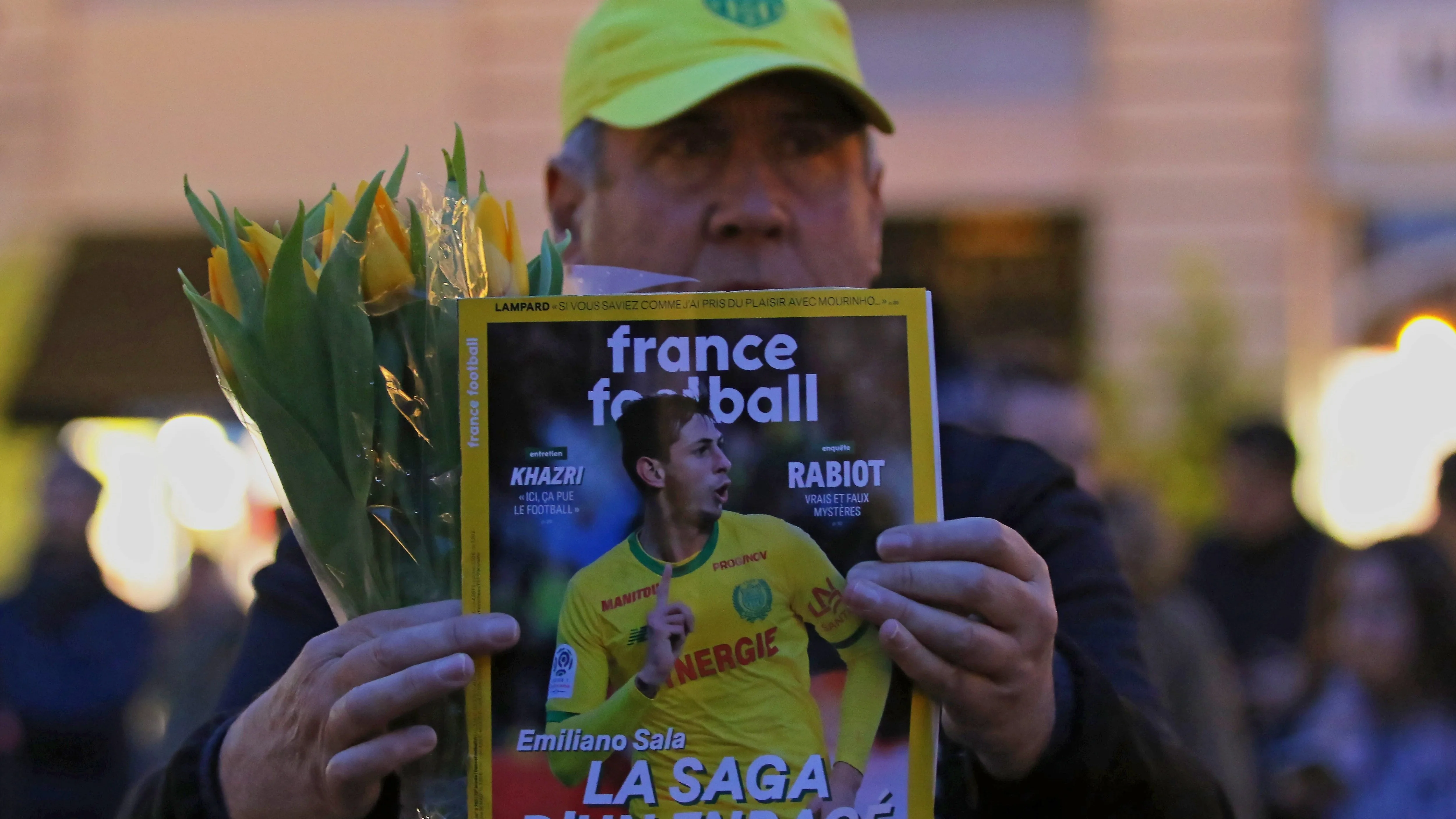 Un aficionado del Nantes, con una portada de 'France Football' en la que aparece Emiliano Sala