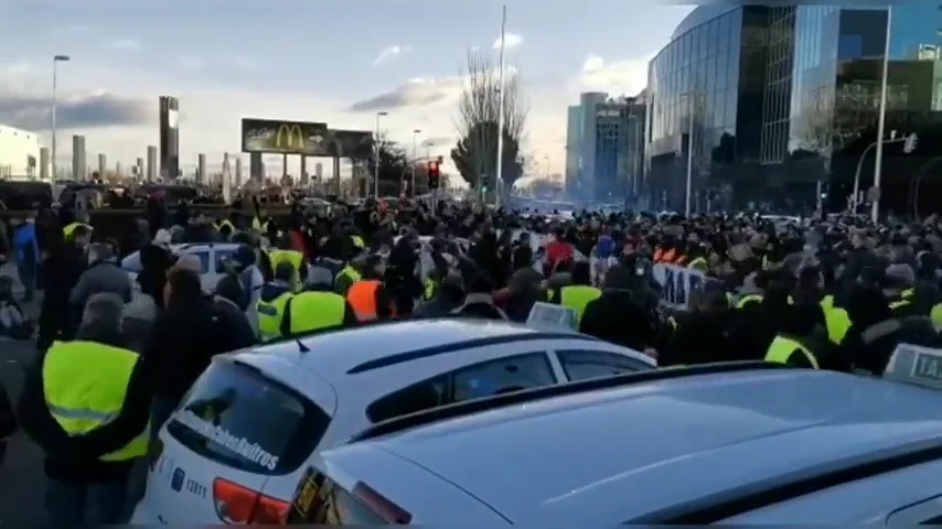 Protestas de los taxistas en el inicio de Fitur ante una fuerte presencia policial