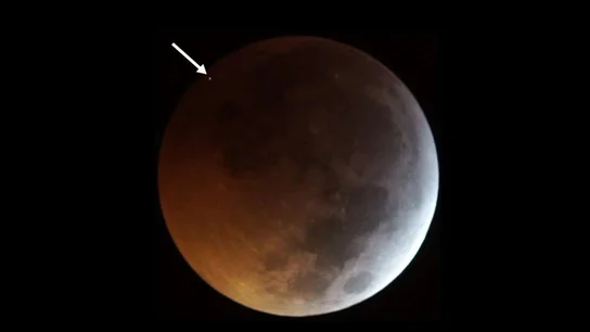 Meteorito impactando en la luna durante la superluna de sangre Meteorito impactando en la luna durante la superluna de sangre