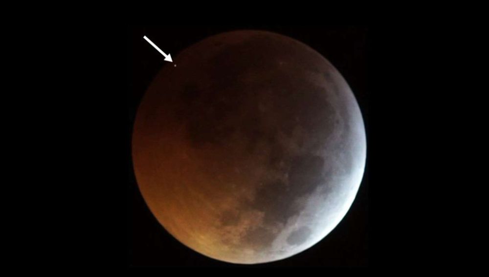 Meteorito impactando en la luna durante la superluna de sangre