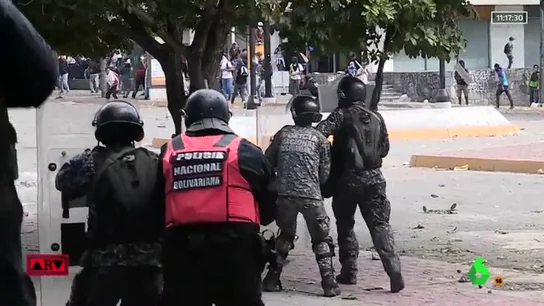 Tensión en Venezuela: dos presidentes proclamados, protestas en la calle y duras cargas policiales Tensión en Venezuela: dos presidentes proclamados, protestas en la calle y duras cargas policiales
