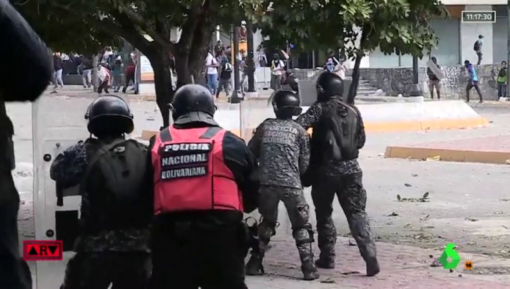 Tensión en Venezuela: dos presidentes proclamados, protestas en la calle y duras cargas policiales