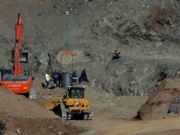 Los mineros junto al pozo de Totalán (Málaga). Los mineros junto al pozo de Totalán (Málaga).