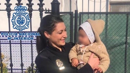 La Polic&iacute;a salva a una ni&ntilde;a de 14 meses