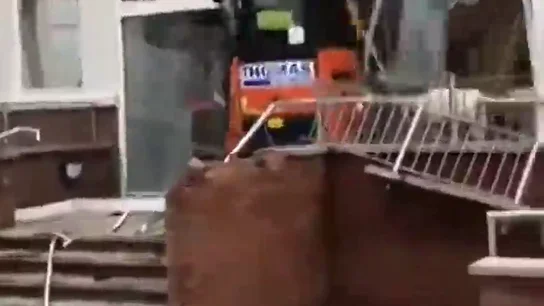 Un obrero busca venganza y destruye el hotel que no le pagó por su trabajo Un obrero busca venganza y destruye el hotel que no le pagó por su trabajo