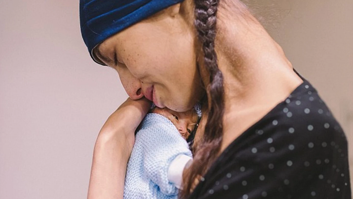 Brianna Rawlings con su bebé recién nacido. Brianna Rawlings con su bebé recién nacido.