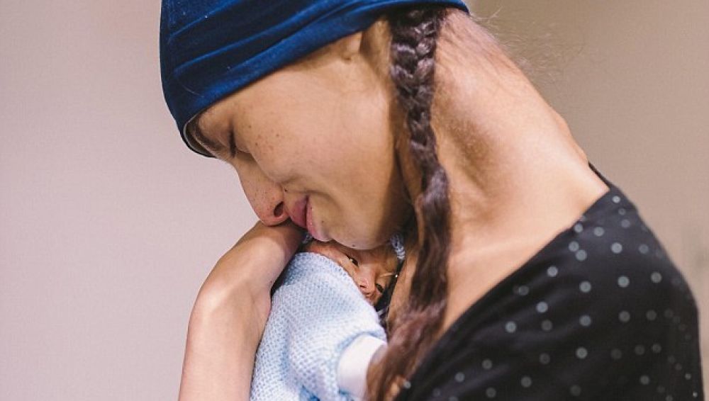 Brianna Rawlings con su bebé recién nacido.