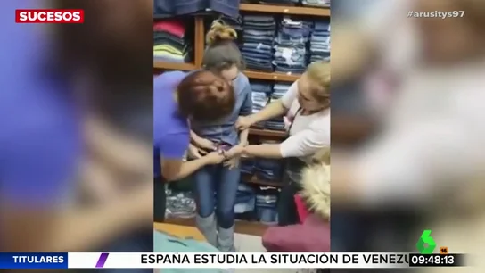 Con tirones de pelo, bofetadas y empujones: así reaccionan las empleadas de una tienda al descubrir que una joven está robando Con tirones de pelo, bofetadas y empujones: así reaccionan las empleadas de una tienda al descubrir que una joven está robando