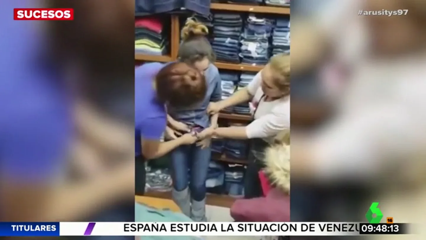 Con tirones de pelo, bofetadas y empujones: así reaccionan las empleadas de una tienda al descubrir que una joven está robando Con tirones de pelo, bofetadas y empujones: así reaccionan las empleadas de una tienda al descubrir que una joven está robando