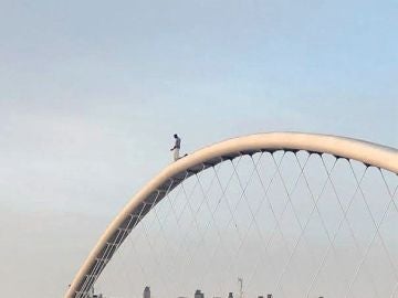 El hombre encaramado a lo alto de la pasarela El hombre encaramado a lo alto de la pasarela