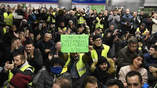 Un grupo de taxistas protagonizan una asamblea en la estación de metro Feria de Madrid Un grupo de taxistas protagonizan una asamblea en la estación de metro Feria de Madrid