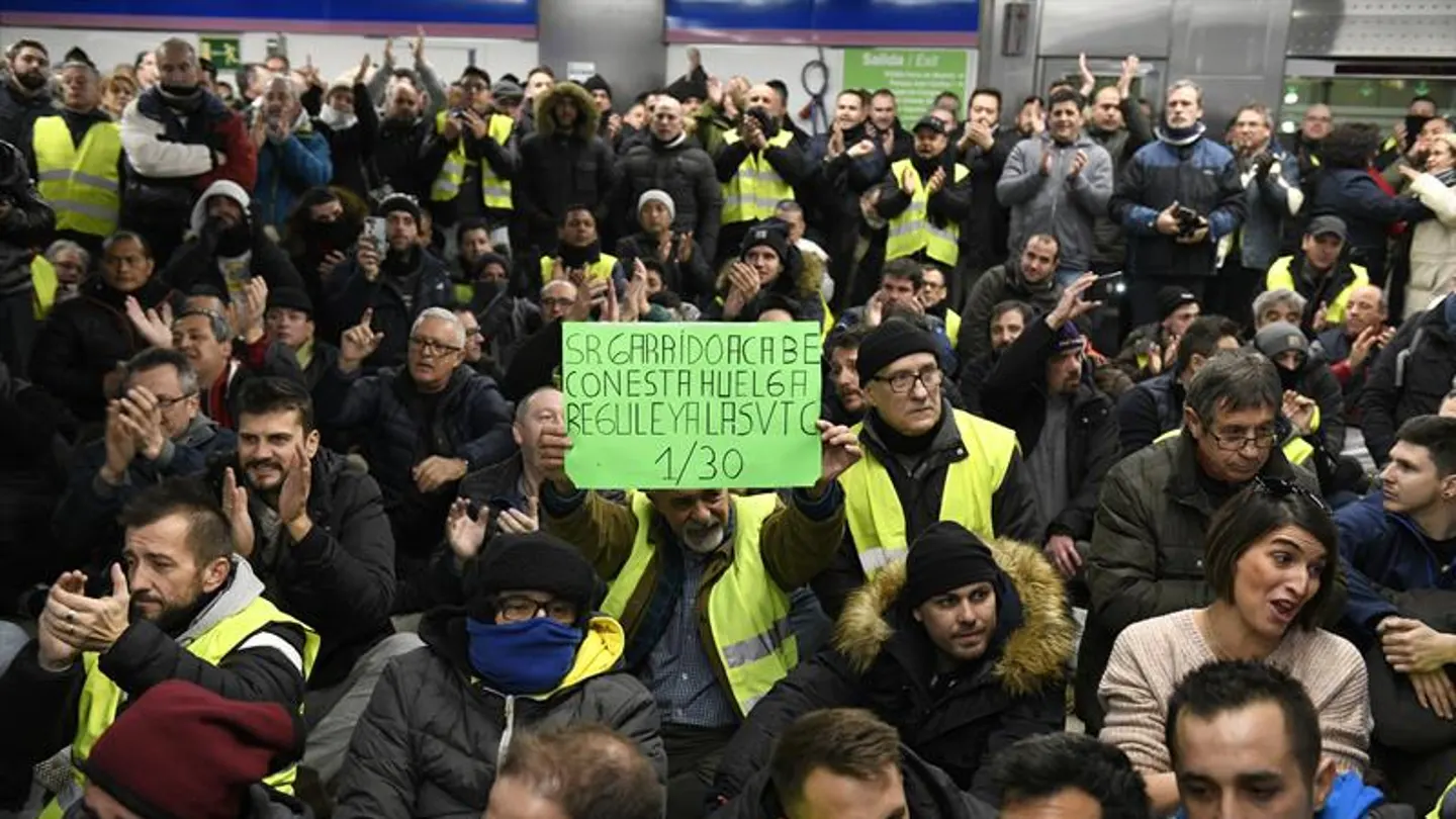 Un grupo de taxistas protagonizan una asamblea en la estación de metro Feria de Madrid Un grupo de taxistas protagonizan una asamblea en la estación de metro Feria de Madrid