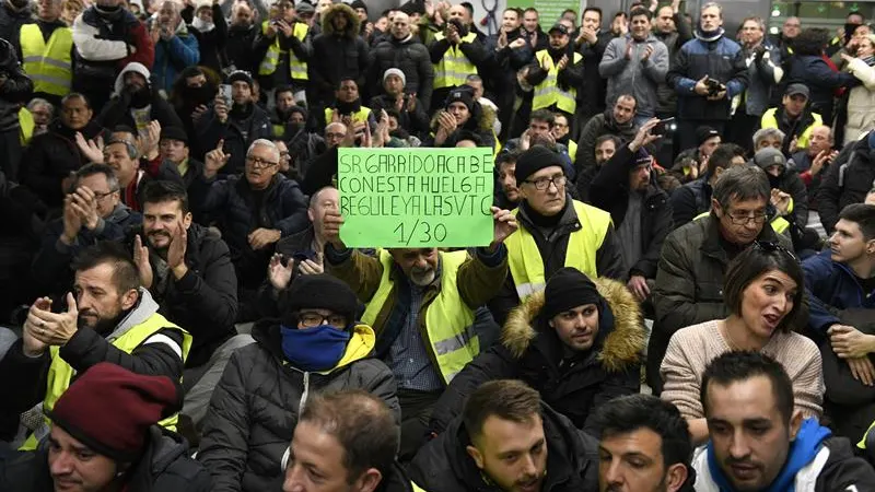 Un grupo de taxistas protagonizan una asamblea en la estación de metro Feria de Madrid