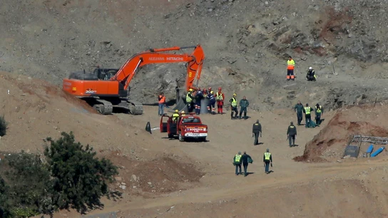 Los mineros y el equipo de rescate junto al pozo de Totalán (Málaga). Los mineros y el equipo de rescate junto al pozo de Totalán (Málaga).