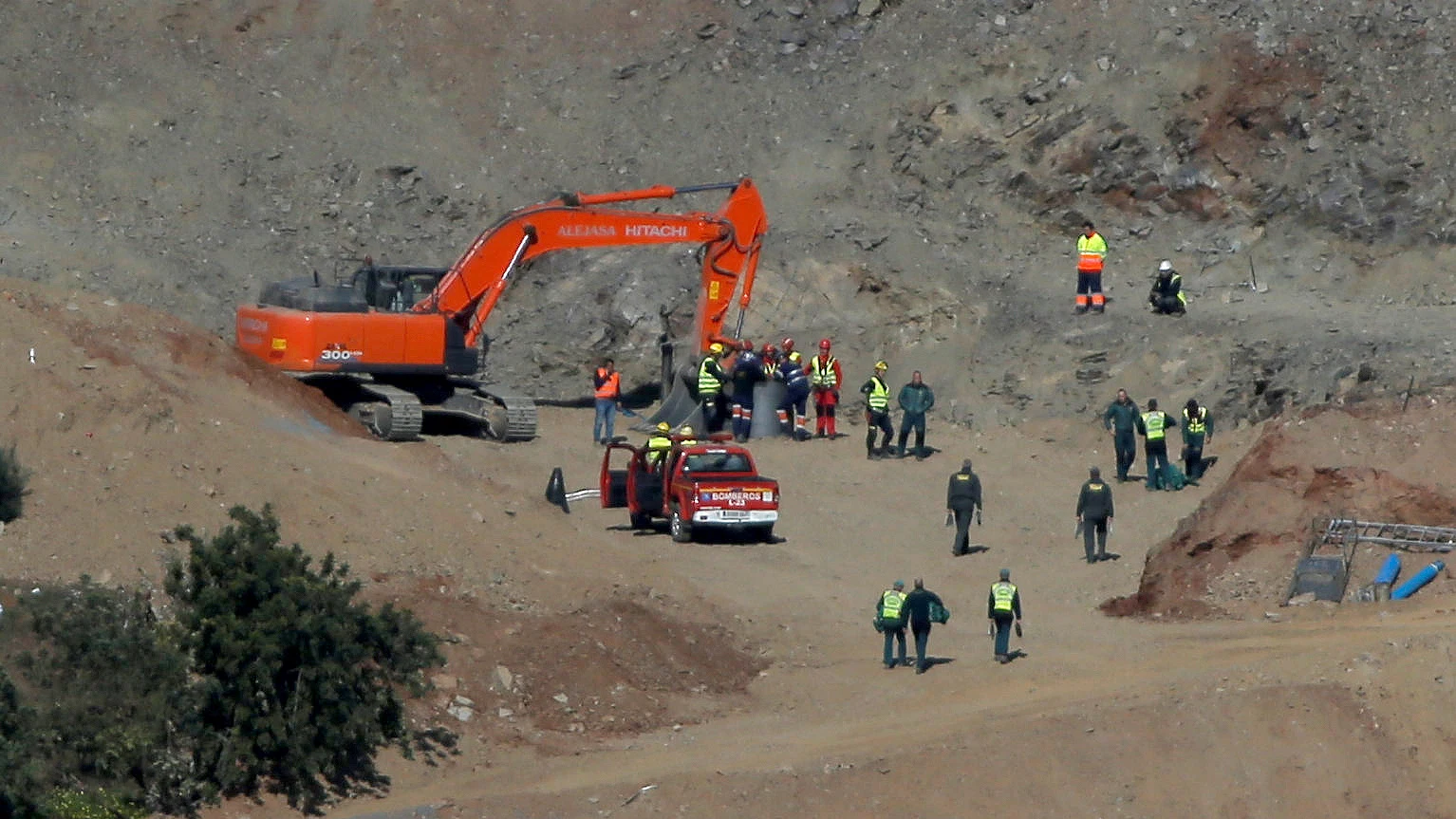 Los mineros y el equipo de rescate junto al pozo de Totalán (Málaga).