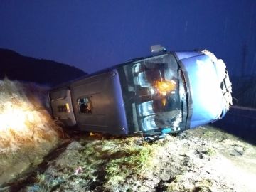 Un autobús escolar volcado en la nieve en Ibiricu, Navarra. Un autobús escolar volcado en la nieve en Ibiricu, Navarra.