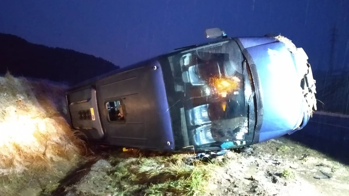 Un autobús escolar volcado en la nieve en Ibiricu, Navarra.