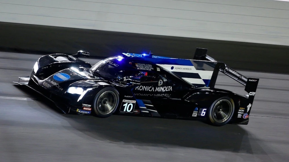 Fernando Alonso pilota el Cadillac